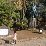 「紅葉の武蔵塚公園(熊本・北区)でどんぐり拾い!~【初心者向け】宮本武蔵入門」くまとR子の子育て日記(124日目)